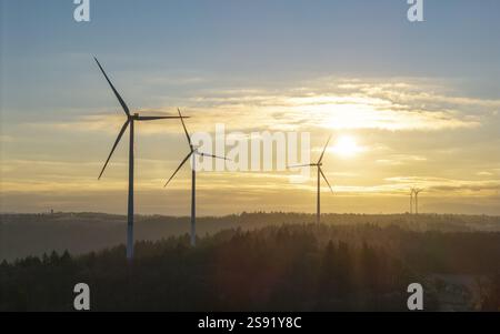 Trois éoliennes sous un ciel clair de lever de soleil sur un paysage forestier, vallée de Rems, Bade-Wuerttemberg, Allemagne, Europe Banque D'Images