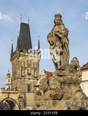 Statue de Vitus avec la Tour du pont Mala Strana, Pont Charles, Prague - Prague, République tchèque, Europe Banque D'Images