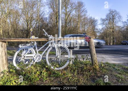 Vélo fantôme sur Kalkumer Schlossallee à Duesseldorf-Kalkum, où un cycliste a été heurté et tué par une voiture en traversant la route, le vélo fantôme, installé Banque D'Images