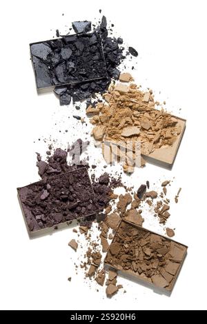 Photo de concept créatif de cosmétiques swatches de produits de beauté ombre à paupières carrée sur fond blanc Banque D'Images