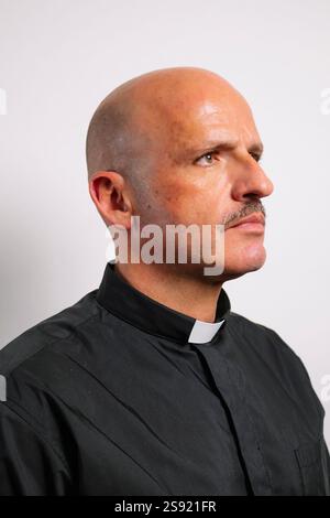 Portrait d'un prêtre dans une chemise noire. Banque D'Images