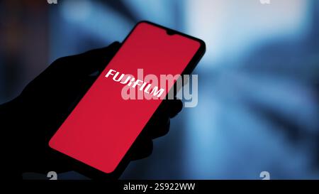 Dhaka, Bangladesh- 20 janvier 2025 : le logo Fujifilm est affiché sur le smartphone. Fujifilm est une multinationale japonaise Banque D'Images