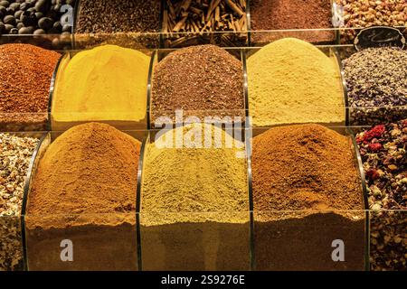 Épices orientales colorées dans un bazar traditionnel turc aux épices Banque D'Images