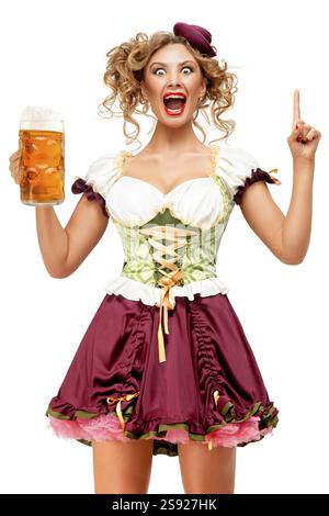 Photo conceptuelle créative d'une serveuse de l'Oktoberfest portant un costume bavarois traditionnel avec de la bière devant un fond blanc Banque D'Images