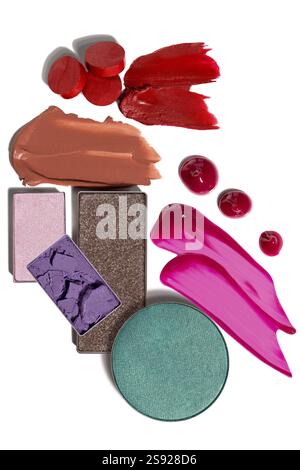 Photo de concept créatif de cosmétiques swatches de produits de beauté rouge à lèvres rouge à lèvres carré et ombre à paupières ronde sur fond blanc Banque D'Images