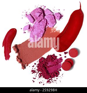 Photo de concept créatif de cosmétiques swatches de produits de beauté rouge à lèvres gloss ombre à paupières sur fond blanc Banque D'Images