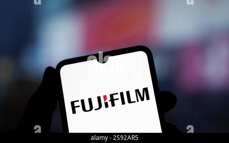 Dhaka, Bangladesh- 20 janvier 2025 : le logo Fujifilm est affiché sur le smartphone. Fujifilm est une multinationale japonaise Banque D'Images