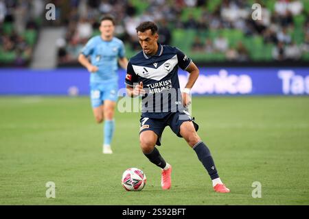 MELBOURNE, AUSTRALIE. 24 janvier 2025. Sur la photo : le milieu de terrain de Melbourne Victory Daniel Arzani dribble la balle en avant lors du match ISUZU A League Round 16, Melbourne Victory vs Sydney FC à AAMI Park, Melbourne, Australie le 24 janvier 2025. Crédit : Karl Phillipson / Alamy Live News Banque D'Images