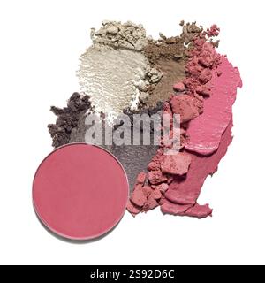 Photo de concept créatif de cosmétiques swatches de produits de beauté rouge à lèvres rond fard à paupières sur fond blanc Banque D'Images