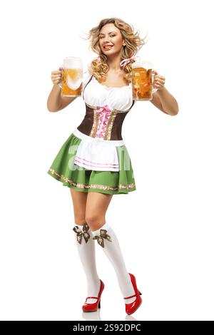 Photo conceptuelle créative d'une serveuse de l'Oktoberfest portant un costume bavarois traditionnel avec de la bière sur un fond blanc Banque D'Images