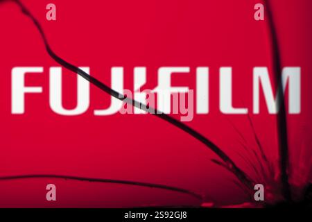 Dhaka, Bangladesh- 20 janvier 2025 : le logo Fujifilm est visible sur le verre brisé. Fujifilm est une multinationale japonaise Banque D'Images