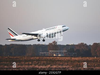 Un avion Air France décolle entouré d'arbres au coucher du soleil à l'ancien aéroport de Tegel Banque D'Images