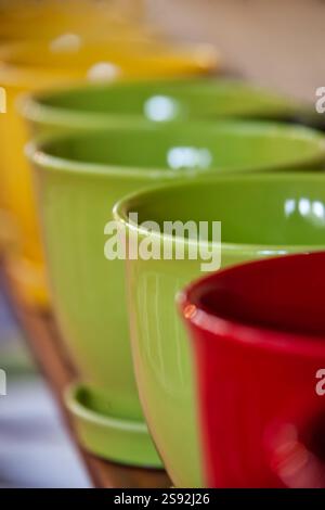 pots en céramique rouge vert coloré sur l'affichage, mugs macro Banque D'Images
