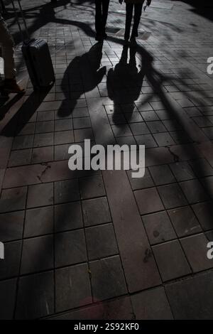 Ombres de deux personnes marchant sur le sol. Banque D'Images