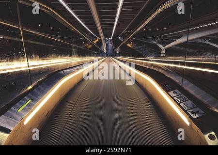 Escalier mécanique symétrique avec main courante éclairée dans un environnement moderne, gare de Liège-Guillemins, Liège-Guillemins, Belgique, Europe Banque D'Images