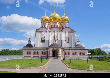 L'ancienne cathédrale de l'Iverkaya icône de la mère de Dieu (cathédrale de l'Assomption, 1655-1657) sur un jour ensoleillé de juin. Monastère Valdai Iverskiy Banque D'Images