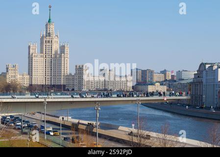 MOSCOU, RUSSIE - 14 AVRIL 2021 : vue sur le pont volant dans le parc Zaryadye un jour d'avril Banque D'Images