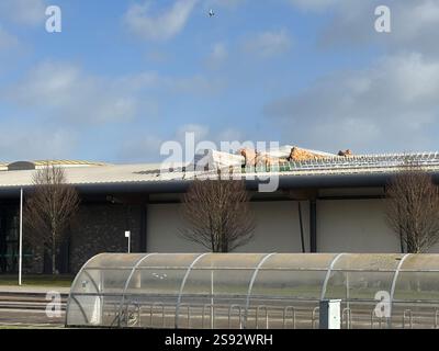 Dommages causés vendredi au toit du centre de loisirs Bangor Aurora à Co Down lors de vents violents dans le cadre de la tempête Eowyn. Plus de 240 000 foyers et entreprises sont sans électricité en Irlande du Nord après que la tempête Eowyn a frappé la région. Date de la photo : vendredi 24 janvier 2025. Banque D'Images