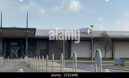 Dommages causés vendredi au toit du centre de loisirs Bangor Aurora à Co Down lors de vents violents dans le cadre de la tempête Eowyn. Plus de 240 000 foyers et entreprises sont sans électricité en Irlande du Nord après que la tempête Eowyn a frappé la région. Date de la photo : vendredi 24 janvier 2025. Banque D'Images