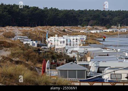 PRODUCTION - 24 janvier 2025, Mecklembourg-Poméranie occidentale, Prerow : le camping dans les dunes de la mer Baltique. L’ancien opérateur, Regenbogen AG, doit quitter certaines parties du camping à la suite d’une décision de justice. Le tribunal de district de Stralsund est toujours saisi d'une décision dans le différend juridique concernant une autre région. Photo : Bernd Wüstneck/dpa Banque D'Images
