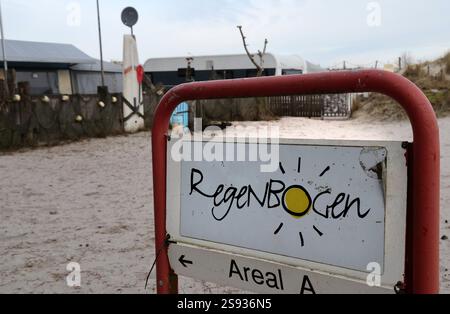 PRODUCTION - 24 janvier 2025, Mecklembourg-Poméranie occidentale, Prerow : un panneau avec l'inscription 'Regenbogen' sur le camping dans les dunes de la mer Baltique. L’ancien opérateur, Regenbogen AG, doit quitter certaines parties du camping à la suite d’une décision de justice. Le tribunal de district de Stralsund est toujours saisi d'une décision dans le différend juridique concernant une autre région. Photo : Bernd Wüstneck/dpa Banque D'Images