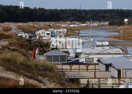 PRODUCTION - 24 janvier 2025, Mecklembourg-Poméranie occidentale, Prerow : le camping dans les dunes de la mer Baltique. L’ancien opérateur, Regenbogen AG, doit quitter certaines parties du camping à la suite d’une décision de justice. Le tribunal de district de Stralsund est toujours saisi d'une décision dans le différend juridique concernant une autre région. Photo : Bernd Wüstneck/dpa Banque D'Images