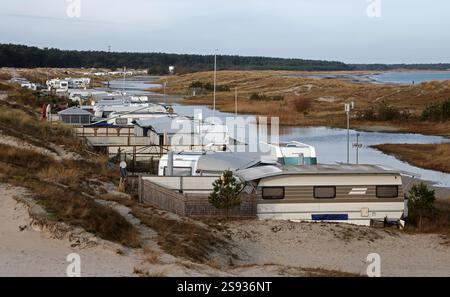 PRODUCTION - 24 janvier 2025, Mecklembourg-Poméranie occidentale, Prerow : le camping dans les dunes de la mer Baltique. L’ancien opérateur, Regenbogen AG, doit quitter certaines parties du camping à la suite d’une décision de justice. Le tribunal de district de Stralsund est toujours saisi d'une décision dans le différend juridique concernant une autre région. Photo : Bernd Wüstneck/dpa Banque D'Images