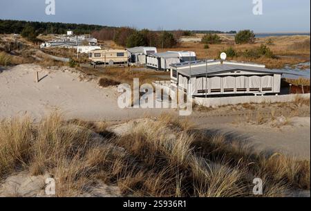 PRODUCTION - 24 janvier 2025, Mecklembourg-Poméranie occidentale, Prerow : le camping dans les dunes de la mer Baltique. L’ancien opérateur, Regenbogen AG, doit quitter certaines parties du camping à la suite d’une décision de justice. Le tribunal de district de Stralsund est toujours saisi d'une décision dans le différend juridique concernant une autre région. Photo : Bernd Wüstneck/dpa Banque D'Images