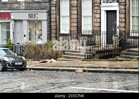 Édimbourg, Écosse, Royaume-Uni. 24 janvier 2025. La tempête Éowyn frappe le centre-ville causant des dommages structurels et l'effondrement de la cheminée en grès dans la rue Howe New Town. Classé comme avertissement rouge pour vent par le met Office, avec des conditions très dangereuses. Crédit : Craig Brown/Alamy Live News Banque D'Images