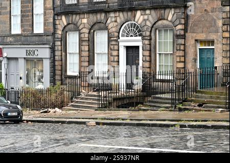 Édimbourg, Écosse, Royaume-Uni. 24 janvier 2025. La tempête Éowyn frappe le centre-ville causant des dommages structurels et l'effondrement de la cheminée en grès dans la rue Howe New Town. Classé comme avertissement rouge pour vent par le met Office, avec des conditions très dangereuses. Crédit : Craig Brown/Alamy Live News Banque D'Images