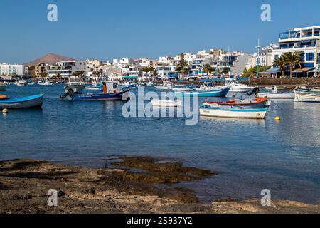 Bateaux amarrés dans le port intérieur à Arrecife, Lanzarote, Îles Canaries, (Espagne) Banque D'Images