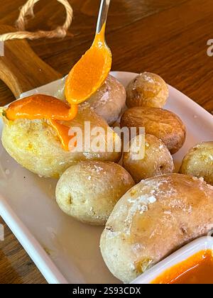 Papas arrugadas à la sauce mojo. Îles Canaries, Espagne. Banque D'Images