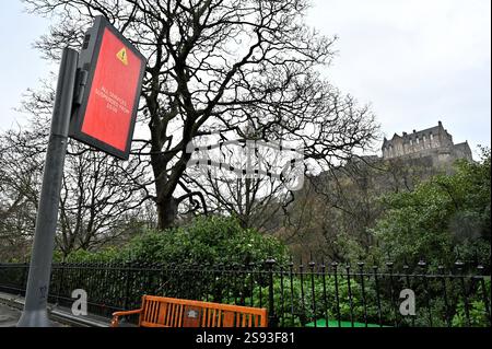 Édimbourg, Écosse, Royaume-Uni. 24 janvier 2025. La tempête Éowyn frappe le centre-ville causant de graves perturbations dans les déplacements et la fermeture des attractions touristiques. Tous les services de train Scotrail sont annulés de la gare de Waverley, les bus Lothian sont suspendus, tous les trams suspendus, tous les bâtiments de la National Gallery sont fermés, le château d'Édimbourg est fermé et tous les bâtiments universitaires sont fermés. Classé comme avertissement rouge pour vent par le met Office, avec des conditions très dangereuses et des perturbations importantes. Lothian bus services suspendus. Crédit : Craig Brown/Alamy Live News Banque D'Images