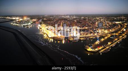 Vue aérienne de la ville de Harlingen pendant le coucher du soleil, pays-Bas Banque D'Images