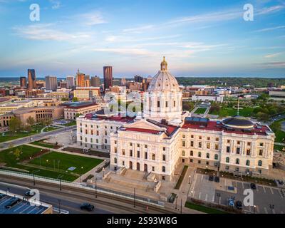 Paul, Minnesota, USA avec le bâtiment du capitole au crépuscule. Banque D'Images