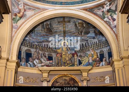 Vue détaillée de la célèbre mosaïque d'apse du IVe siècle montrant le Christ trônant parmi les Apôtres à l'intérieur de la Basilique Sainte-Pudenziana à Rome, Italie Banque D'Images