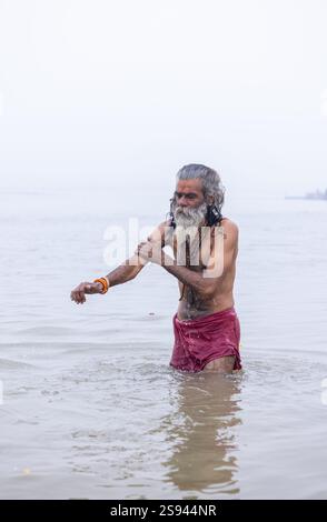 Mahakumbh, groupe de sadhu saints et de dévots marchant vers le fleuve ganga à sangam pour prendre le bain sacré pendant le sankranti makar à mahakumbh. Banque D'Images