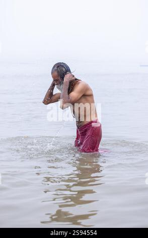 Mahakumbh, groupe de sadhu saints et de dévots marchant vers le fleuve ganga à sangam pour prendre le bain sacré pendant le sankranti makar à mahakumbh. Banque D'Images