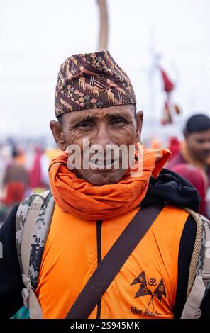 Mahakumbh, groupe de sadhu saints et de dévots marchant vers le fleuve ganga à sangam pour prendre le bain sacré pendant le sankranti makar à mahakumbh. Banque D'Images