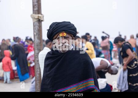 Mahakumbh, groupe de sadhu saints et de dévots marchant vers le fleuve ganga à sangam pour prendre le bain sacré pendant le sankranti makar à mahakumbh. Banque D'Images