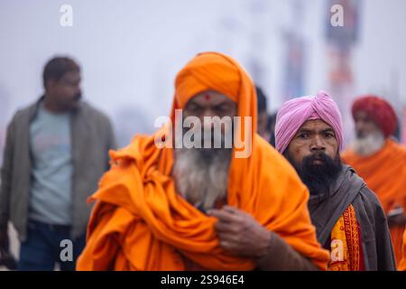 Mahakumbh, groupe de sadhu saints et de dévots marchant vers le fleuve ganga à sangam pour prendre le bain sacré pendant le sankranti makar à mahakumbh. Banque D'Images