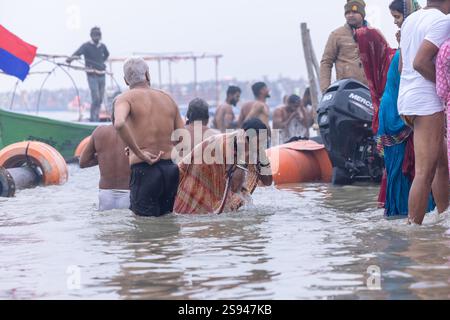 Mahakumbh, groupe de sadhu saints et de dévots marchant vers le fleuve ganga à sangam pour prendre le bain sacré pendant le sankranti makar à mahakumbh. Banque D'Images