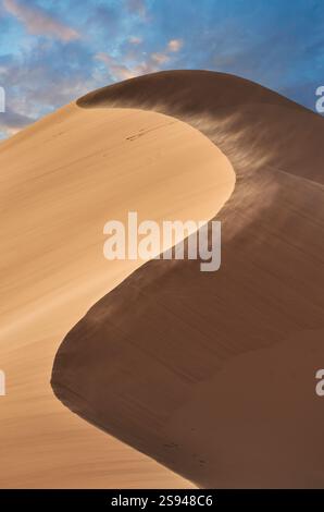 La belle Erg Chebbi Saharah Dunes de sable, Sahara, Maroc au lever du soleil paysage panoramique Banque D'Images