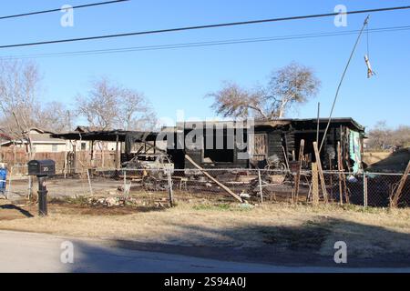 Les restes carbonisés de la maison de Jonathan Joss à San Antonio, Texas, États-Unis, le 24 janvier 2025. Dans l'après-midi du 23 janvier 2025, le feu a consumé toute la maison. Selon les médias locaux, ses deux chiens ont également péri dans l'incendie. Joss est surtout connu pour être la voix du personnage de dessin animé John Redcorn dans l'émission de télévision 'King of the Hill'. (Photo de Carlos Kosienski/Sipa USA) Banque D'Images