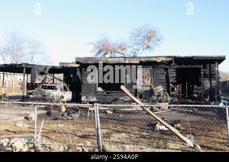 Les restes carbonisés de la maison de Jonathan Joss à San Antonio, Texas, États-Unis, le 24 janvier 2025. Dans l'après-midi du 23 janvier 2025, le feu a consumé toute la maison. Selon les médias locaux, ses deux chiens ont également péri dans l'incendie. Joss est surtout connu pour être la voix du personnage de dessin animé John Redcorn dans l'émission de télévision 'King of the Hill'. (Photo de Carlos Kosienski/Sipa USA) Banque D'Images