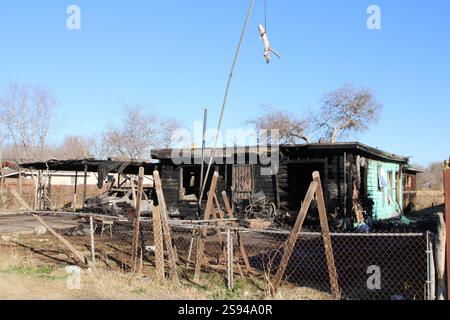Les restes carbonisés de la maison de Jonathan Joss à San Antonio, Texas, États-Unis, le 24 janvier 2025. Dans l'après-midi du 23 janvier 2025, le feu a consumé toute la maison. Selon les médias locaux, ses deux chiens ont également péri dans l'incendie. Joss est surtout connu pour être la voix du personnage de dessin animé John Redcorn dans l'émission de télévision 'King of the Hill'. (Photo de Carlos Kosienski/Sipa USA) Banque D'Images
