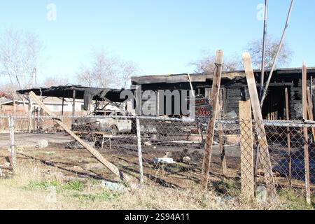 Les restes carbonisés de la maison de Jonathan Joss à San Antonio, Texas, États-Unis, le 24 janvier 2025. Dans l'après-midi du 23 janvier 2025, le feu a consumé toute la maison. Selon les médias locaux, ses deux chiens ont également péri dans l'incendie. Joss est surtout connu pour être la voix du personnage de dessin animé John Redcorn dans l'émission de télévision 'King of the Hill'. (Photo de Carlos Kosienski/Sipa USA) Banque D'Images