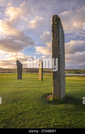 Les Standing Stones of Stenness sont un monument néolithique sur les Orcades, en Écosse, et sont magnifiques au coucher ou au lever du soleil Banque D'Images