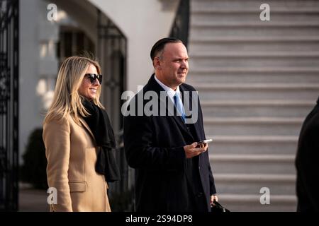 Hayley Harrison, chef de cabinet de la première dame américaine Melania Trump, et Dan Scavino. Chef d'état-major adjoint de la Maison Blanche, sur la pelouse sud de la Maison Blanche avant d'embarquer sur Marine One à Washington, DC, US, le vendredi 24 janvier, 2025. les responsables européens cherchent à obtenir de la nouvelle administration américaine du Président Donald Trump qu'elle prenne part à des garanties de sécurité pour l'Ukraine alors que les pressions diplomatiques pour mettre fin à l'invasion russe s'intensifient. Photo Al Drago/Pool/ABACAPRESS. COM Banque D'Images