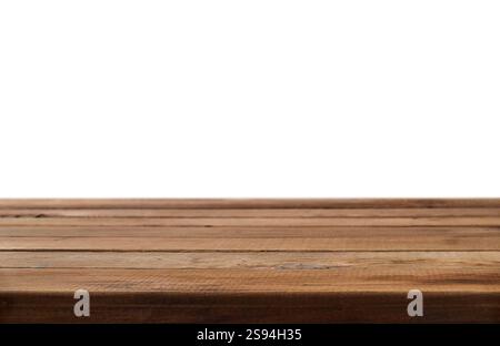Surface de table de planches en bois brun vide pour fond d'affichage de produit découpe isolée sur blanc Banque D'Images